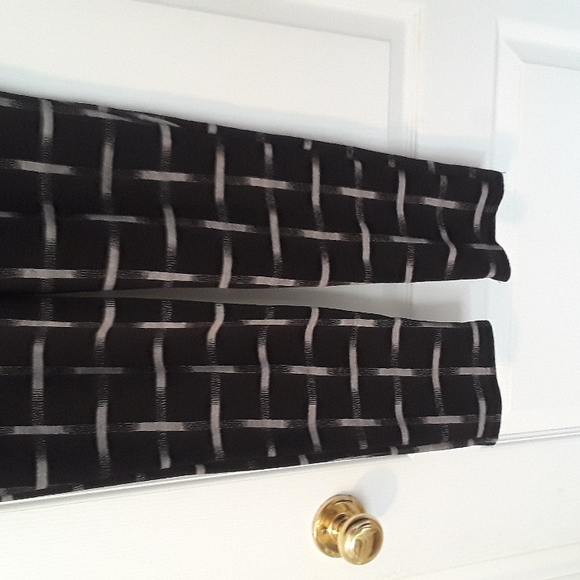 💕CUTE💕Cameo Rose leggings - Picture 2 of 5